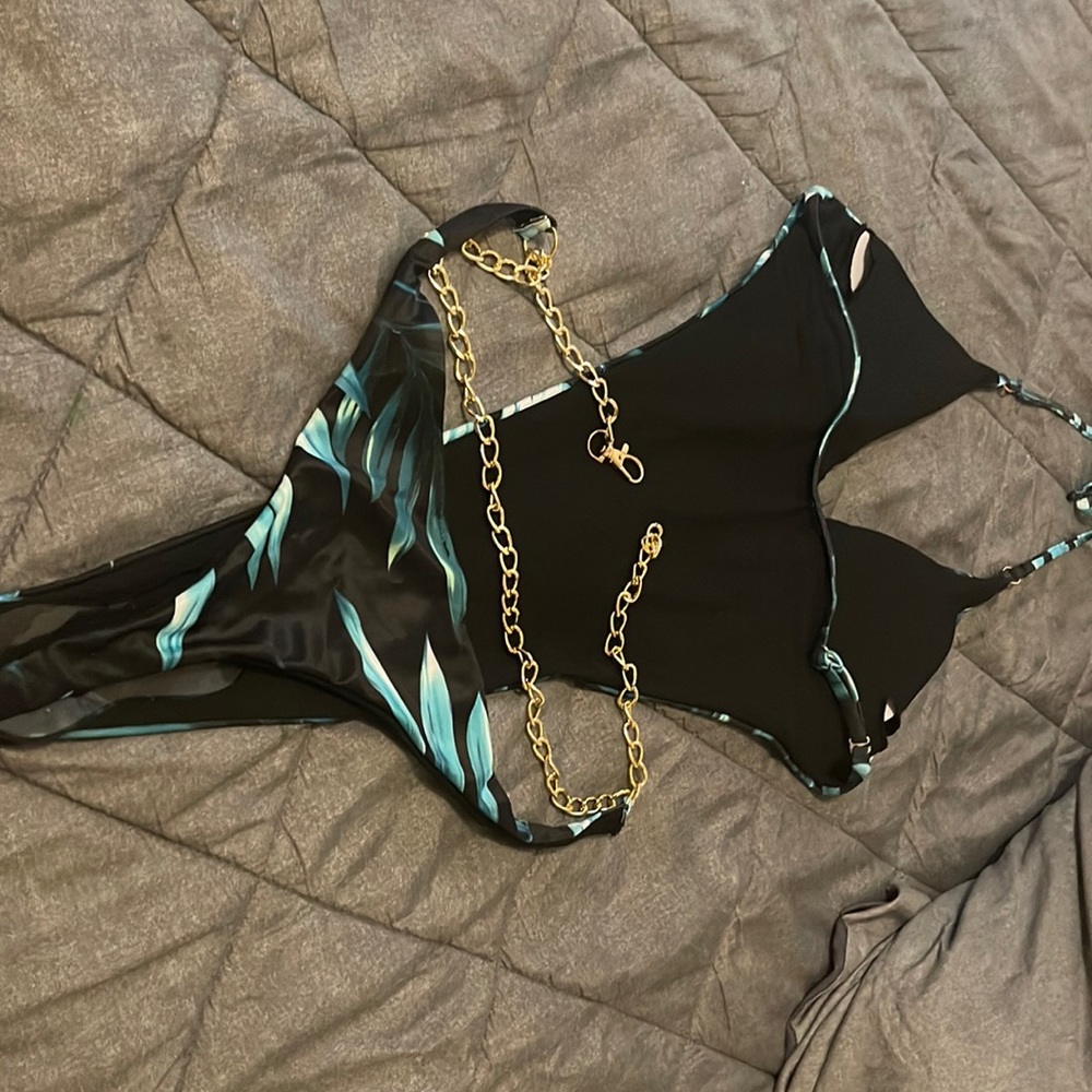 Hello, I am selling a brand new womens bathing suit.